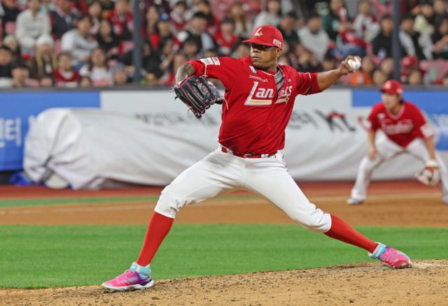 SSG랜더스와 재계약에 실패한 로에니스 엘리아스가 타이완 리그에서 새 팀을 찾았다. 사진은 2024시즌 SSG랜더스 소속으로 활약한 로에니스 엘리아스의 모습. /사진=뉴스1