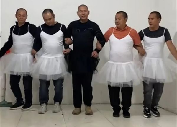 중국에서 다섯 명의 아버지가 희귀 암과 싸우고 있는 자녀들을 위한 기금을 마련하기 위해 발 벗고 나섰다. 사진은 다섯 명의 아버지가 코믹 댄스를 추는 모습. /사진=현지 매체 캡처