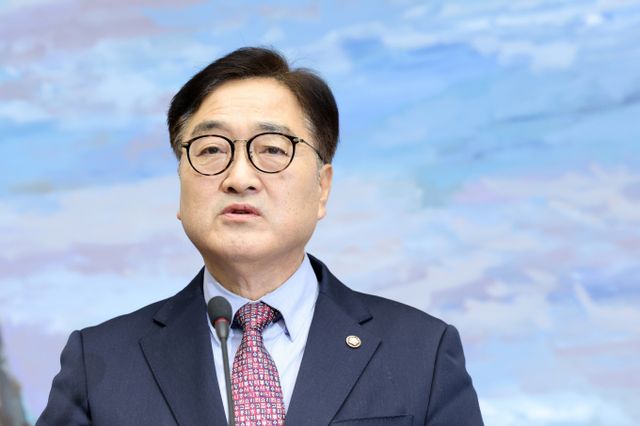 우원식 국회의장과 권영세 국민의힘 비상대책위원장, 이재명 더불어민주당 대표가 31일 국회에서 만난다. 사진은 우 의장이 지난 24일 서울 여의도 국회에서 기자회견을 하는 모습. /사진=뉴스1