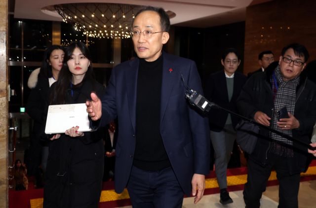 국민의힘은 야당이 추진 중인 윤석열 대통령 탄핵안에 대해 반대 입장을 굳혔다. 사진은 지난 4일 서울 여의도 국회에서 열린 비상 의원총회에 참석하는 추경호 원내대표. /사진=뉴시스