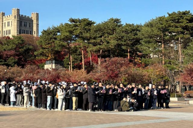 고려대학교 교수·연구자들이 4일 서울 성북구 중앙도서관 앞에서 시국선언을 발표했다. /사진=독자제공