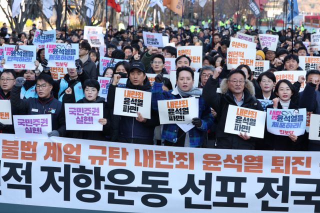 민주노총을 비롯한 시민사회단체 회원들이 4일 오전 서울 광화문광장에서 윤석열 대통령의 불법 계엄을 규탄하고 있다. / 사진=뉴스1 신웅수 기자 /사진=(서울=뉴스1) 신웅수 기자