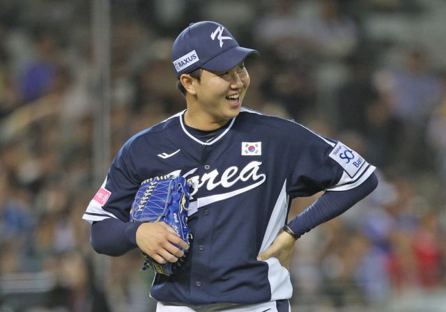 올시즌 LG트윈스의 마무리 투수로 활약한 유영찬이 국가대표 경기를 소화 후 부상이 발견됐다. 사진은 지난달 15일(현지시각) 타이완 타이베이시 타이베이돔에서 열린 2024 WBSC 프리미어12 B조 대한민국과 일본의 예선 경기에 등판한 유영찬. /사진=뉴스1