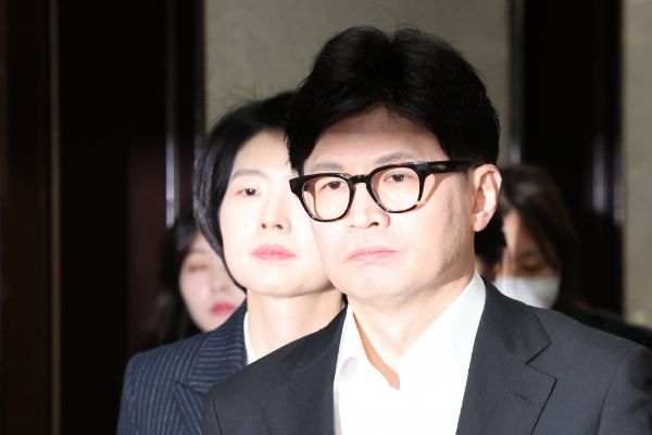한동훈 국민의힘 대표가 CBS '김현정의 뉴스쇼' 인터뷰에서 윤석열 대통령의 비상계엄 선포에 대해 '여당 대표와도 아무 상의 없었냐'는 질문에 "그렇다"고 답했다. 사진은 4일 서울 여의도 국회에서 열린 비공개 최고위원회의를 마치고 이동하고 있는 한 대표의 모습. /사진=뉴시스