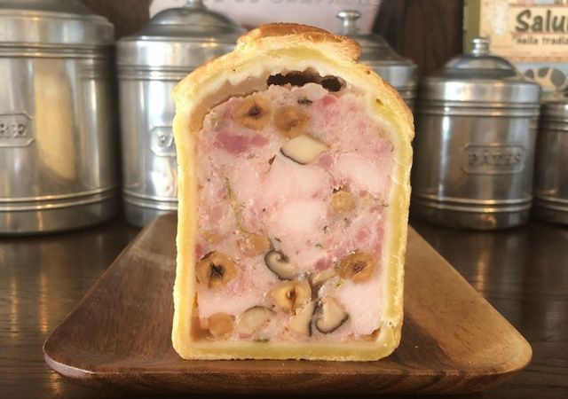 메종조는 프랑스식 샤퀴테리를 다루는 가게로 프렌치 빵과의 조합이 유명하다. 사진은 메종조의 빠떼엉크후트. /사진=다이어리알 