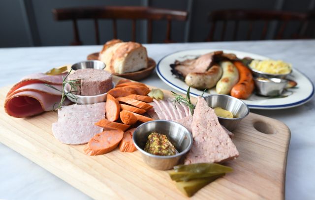 서울 한남동 미트로칼은 무항생제 인증 받은 재료로 만든 육가공품을 선보인다. 사진은 미트로칼의 샤퀴테리보드. /사진=다이어리알