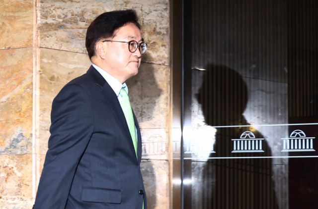 우원식 국회의장이 윤석열 대통령의 비상계엄령 선언을 막기 위해 국회의 담을 넘었다. 사진은 4일 서울 여의도 국회 본회의장에서 열린 기자회견에 참석한 우원식 국회의장의 모습. /사진=뉴스1