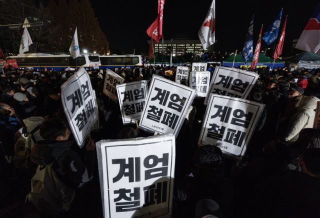 윤석열 대통령의 비상계엄 해제 요구 결의안이 국회 본회의에서 통과된 4일 새벽 서울 여의도 국회 정문 앞에 모인 시민들이 모여 있다. / 사진=뉴스1 이재명 기자 