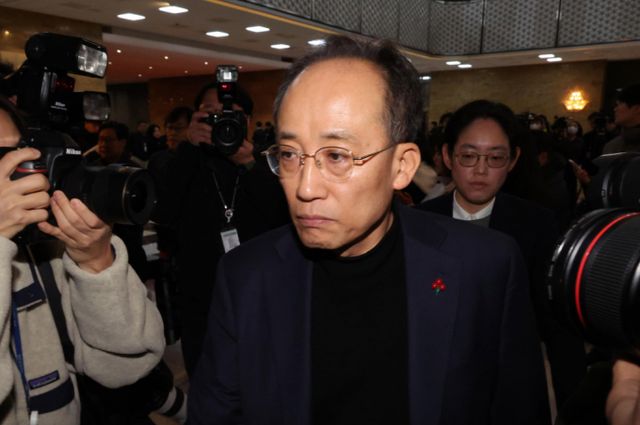 추경호국민의힘 원내대표(대구 달성군)가 4일 밤 10시쯤 당 소속 의원들과 함께 비상 의원총회를 열고 대책논의에 나선다. 추 원내대표가 이날 오전 서울 여의도 국회에서 열린 비상 의원총회에 참석하는 모습. /사진=뉴시스