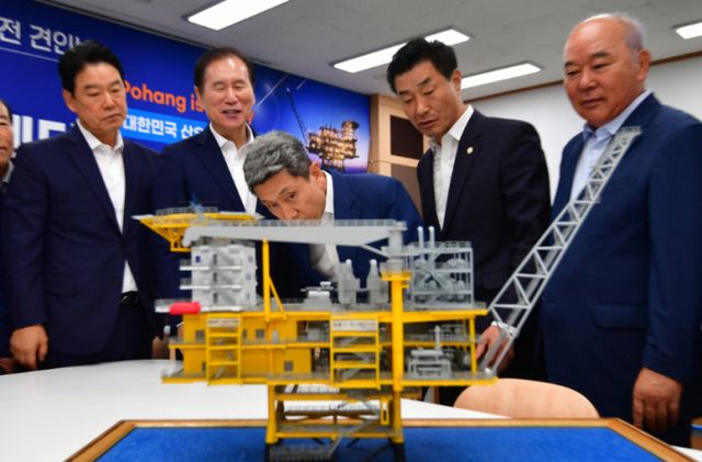 이강덕 포항시장이 지난해 9월5일 경상북도 포항시청 의회동에서 열린 한국석유공사 상호발전협력센터 개소식에서 김동섭 한국석유공사 사장의 안내로 시추선 모형을 설펴보고 있다. 사진은 기사 내용과 직접적인 관련이 없음 /사진=뉴스1 최창호 기자