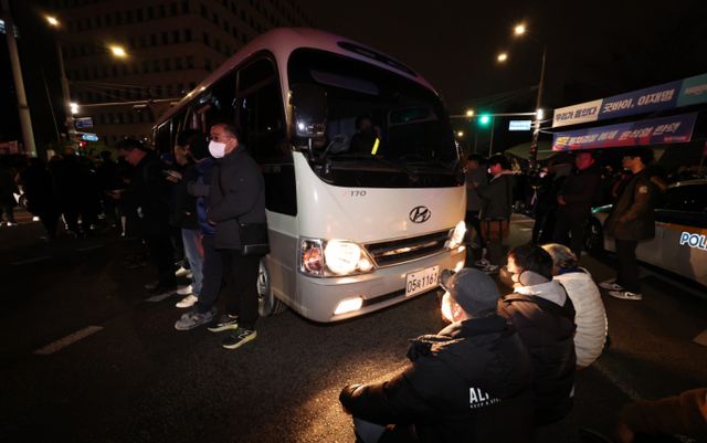 비상계엄의 사실상 모든 과정이 사회관계망서비스(SNS)를 통해 전 국민에게 실시간 공유됐다. 사진은 윤석열 대통령이 비상계엄령을 전격 선포한 가운데 4일 새벽 서울 여의도 국회로 진입하려는 계엄군 차량을 시민들이 막아서고 있는 모습. /사진=뉴스1