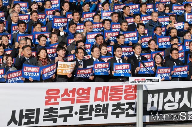 더불어민주당이 헌법재판소 재판관 후보자에 마은혁 서울서부지법 부장판사와 정계선 서울서부지법원장을 추천하기로 정했다. 사진은 민주당을 포함한 야5당 의원들이 4일 서울 여의도 국회 본관 앞에서 열린 '윤석열 대통령 사퇴촉구·탄핵추진 비상시국대회'에 참석해 구호를 외치는 모습. /사진=임한별 기자