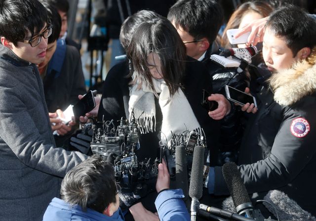 조현아 부사장의 쪽지 사과에 여론 분위기는 더욱 냉랭해졌다. 사진은 조현아 부사장이 피의자 신분 조사를 받기 위해 2014년 12월17일 서울 서부지방검찰청으로 출두한 모습. /사진=머니투데이