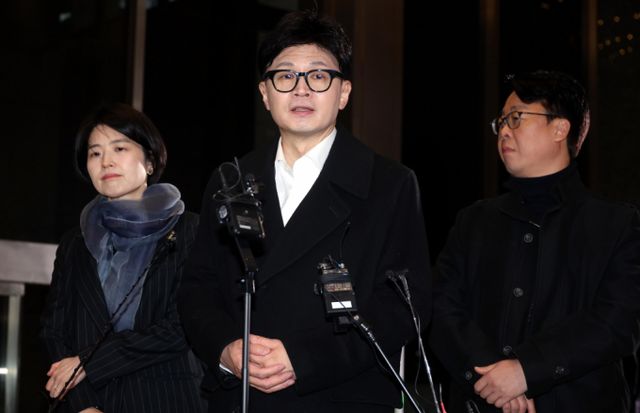 한동훈 국민의힘 대표가 윤석열 대통령의 탈당을 요구한 것으로 알려졌다. 사진은 한 대표가 4일 저녁 국회에서 열린 비상 의원총회 참석에 앞서 기자회견을 하는 모습. /사진=뉴시스