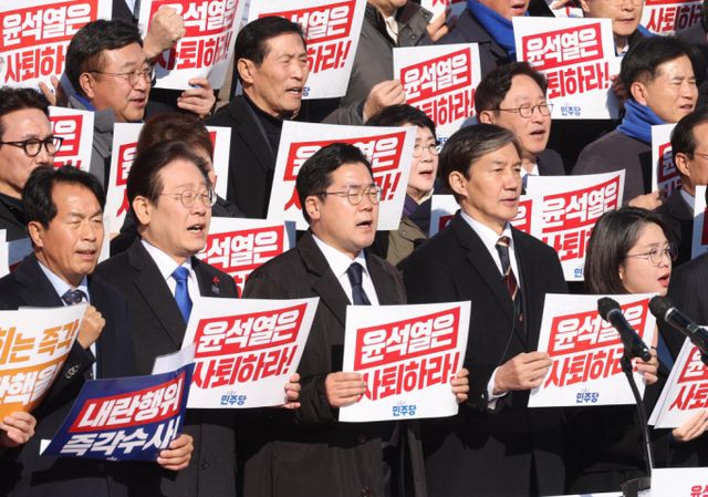 이재명 더불어민주당 대표가 "무력을 동원한 비상계엄 조치가 실효성이 없다고 판단되는 순간, 국지전이라도 벌일 것"이라고 주장했다. 사진은 이재명 더불어민주당 대표를 비롯한 야당 대표들이 윤석열 대통령 사퇴 촉구 탄핵추진 비상시국대회에서 '윤석열 퇴진' 구호를 외치는 모습. /사진=뉴시스