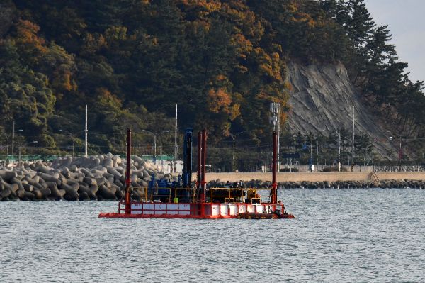 해양에서 퍼낸 준설토를 다시 바다에 버리는 것은 환경 오염 행위라는 판결이 나왔다. 사진은 지난 27일 경북 포항시 북구 영일대해수욕장 앞 바다에서 지질 조사가 진행되는 모습으로 기사 내용과 무관. /사진=뉴스1