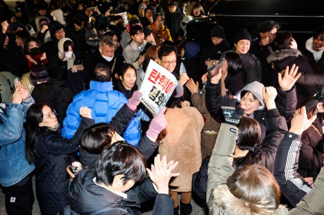 정진석 대통령실 비서실장과 수석비서관들이 일괄 사의를 표명했다. 사진은 윤석열 대통령이 국회 계엄해제령 관련해 담화문을 발표한 가운데 4일 새벽 서울 여의도 국회 인근에서 기뻐하는 시민들의 모습. /사진=뉴시스