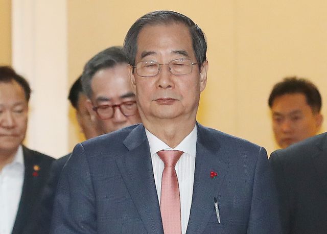 한덕수 국무총리가 4일 '국민께 드리는 말씀'을 통해 "작금의 상황에 이르게 된 모든 과정에 대하여 책임을 통감하고 있다"고 밝혔다. 사진은 서울 종로구 정부서울청사에서 현안 관련 긴급 회의를 마친 뒤 국무회의실을 나선 한덕수 국무총리. /사진=뉴스1