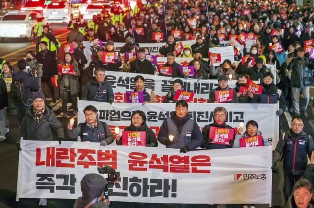 한국 대통령실이 주요 외신에 '비상계엄 선포는 헌법적 틀 안에서 정당하게 이뤄졌다'고 밝혔다. 사진은 지난 4일 저녁 시민사회단체 관계자들이 윤석열 대통령의 퇴진을 촉구하는 촛불집회를 마친 뒤 대통령실을 향해 행진하는 모습. /사진=뉴스1