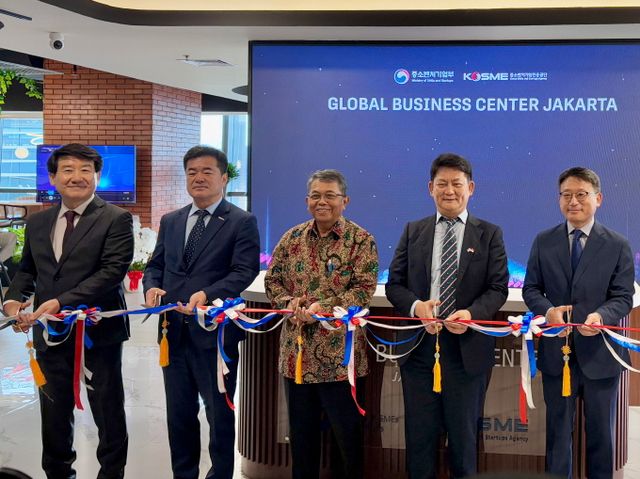 3일(현지시각) 인도네시아 자카르타에서 열린 마인즈그라운드 현지 사무소 개소식에서 장윤하 KOSA 회장(왼쪽부터), 김일호 중소벤처기업진흥공단 글로벌성장이사, 인신뉴르 데디 프리야디 인도네시아 대학교 부총장,최원영 중소벤처기업부 글로벌성장 정책관, 박수덕 주인도네시아 한국대사관 대사대리 등 주요 인사들이 테이프 커팅식을 진행하고 있다. /사진=마인즈그라운드