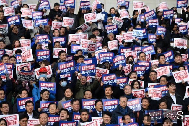 더불어민주당을 포함한 야5당 의원들이 4일 서울 여의도 국회 본관 앞에서 열린 '윤석열 대통령 사퇴촉구·탄핵추진 비상시국대회' 에 참석해 구호를 외치고 있다. /사진=임한별 기자