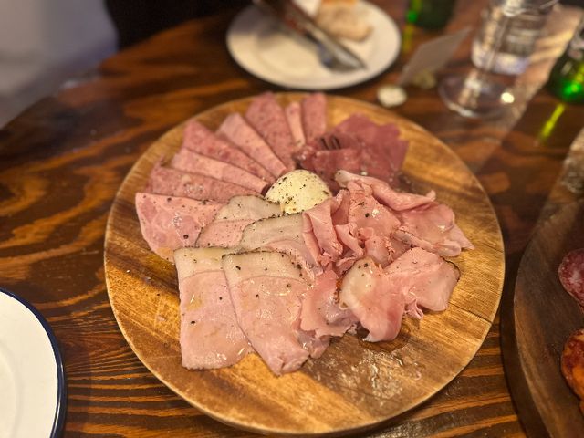 샤퀴테리는 고기를 염장하거나 훈연·발효한 유럽식 육가공품으로 연말 파티 음식으로 딱이다. 사진은 세스크멘슬의 콜드컷플래터. /사진=다이어리알