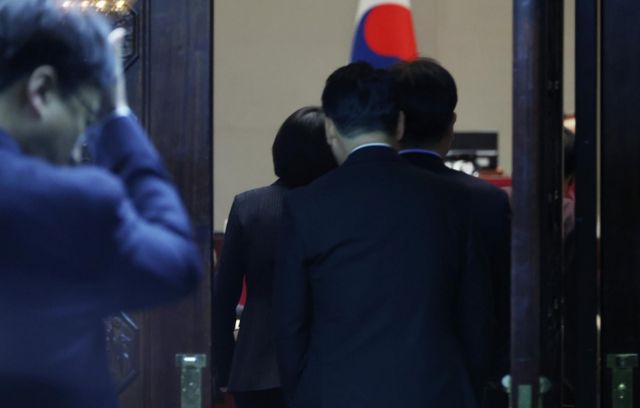 친윤계 의원들이 윤석열 대통령의 탈당에 대해 반대한 것으로 알려졌다. 사진은 4일 서울 여의도 국회에서 열린 국민의힘 의원총회에 참석하는 의원들의 모습. /사진=뉴시스