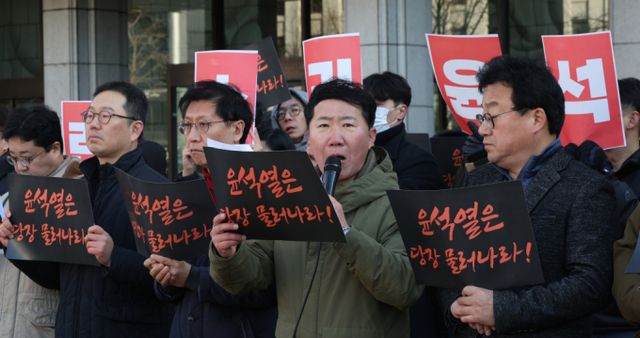 언론협업단체가 4일 오전 서울 프레스센터 앞에서 긴급 기자회견을 열어 윤석열 대통령의 즉각 퇴진을 촉구했다. 사진은 기자회견 열고 공동회견문을 발표하는 모습. /사진=뉴시스