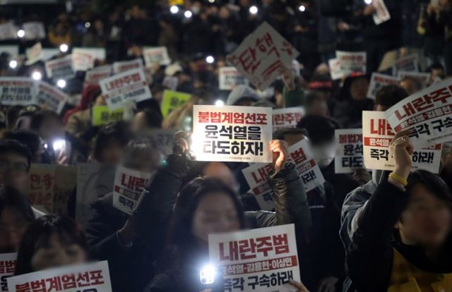45년 만에 비상계엄 선포 및 해제를 계기로 4일 오후 전국 곳곳에서 윤석열 대통령 퇴진 촉구 촛불집회가 열렸다. 사진은 지난 4일 제주시 이도1동 제주시청 인근에서 비상계엄을 선포했던 윤석열 대통령의 퇴진을 요구한 21개 제주 시민단체 및 정당과 제주도민. /사진=뉴스1