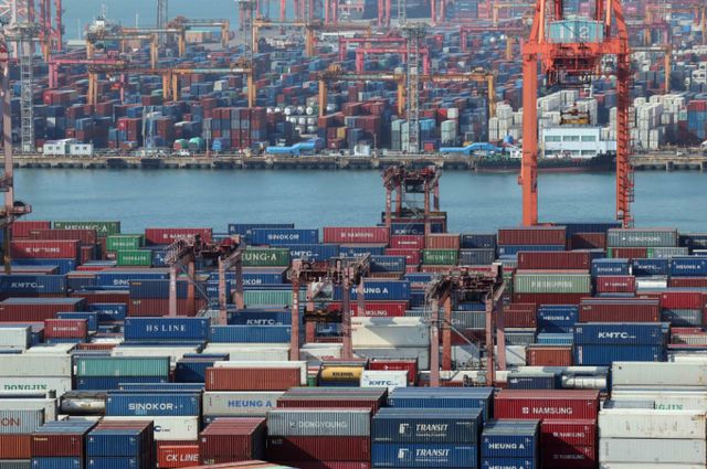 올해 K푸드와 K뷰티가 역대급 수출 기록을 올릴 것으로 기대되는 가운데 간밤의 비상계엄 사태로 업계가 긴장하고 있다. 업계는 당장 매출에는 영향이 없겠지만 이번 사태의 여파를 예의주시해야 한다는 입장이다. 부산 남구 신선대(사진 아래) 및 감만(위) 부두 야적장에 컨테이너가 쌓여 있다. /사진=뉴시스