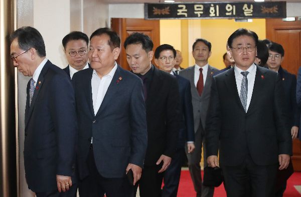 윤석열 대통령의 비상계엄 선포 해제로 정부청사가 다시 개방되며 직원들이 정상 근무를 했다. 사진은 4일 국무위원들이 비상계엄이 해제된 서울 종로구 정부서울청사에서 현안 관련 긴급회의를 마친 뒤 국무회의실을 나서는 모습. /사진=뉴스1
