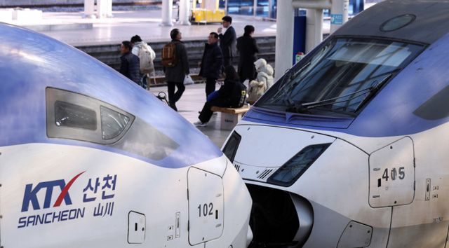 전국철도노동조합이 오는 5일부터 무기한 총파업에 돌입할 예정이다. 사진은 KTX가 정차해 있는 모습. /사진=뉴스1 