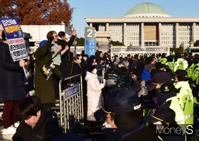 윤석열 대통령이 비상계엄에 대한 비판 여론이 전국적으로 들끊고 있는 가운데 국민의힘 시도지사협의회는 유감을 표명했다. 사진은 이날 국회의사당 앞 모습. /사진=임한별 기자