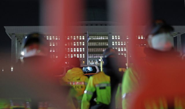 지난 3일 밤 11시16분 박종철 부산시의원(국민의힘·부산 기장군)이 자신의 사회관계망서비스(SNS)에 글을 올렸다. 사진은 4일 오전 서울 여의도 국회 정문을 경찰이 통제하고 있는 모습. /사진=뉴스1