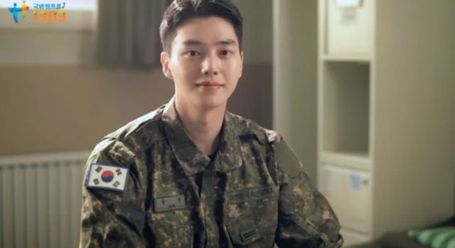 배우 송강의 근황이 공개됐다. /사진=국방헬프콜 영상캡처