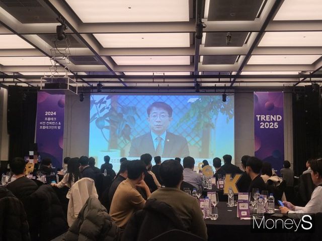 한국프롭테크포럼이 내년 프롭테크 산업의 분야별 트렌드를 조망하고 미래 잠재력과 성장 가능성을 모색하기 위한 '2024 프롭테크 비전 콘퍼런스'를 개최했다. 사진은 4일 서울 용산역 인근 호텔에서 열린 '2024 프롭테크 비전 콘퍼런스'에서 박상우 국토교통부 장관이 영상 축사를 전달하는 모습. /사진=이화랑 기자