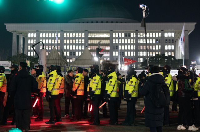 전·현직 경찰들이 계엄 선포·해제 사태와 관련해 경찰청장 등을 고위공직자범죄수사처에 고발하기로 했다. 사진은 윤석열 대통령의 비상계엄 해제 요구 결의안이 국회 본회의에서 통과된 4일 새벽 서울 여의도 국회 정문 앞에서 경찰 병력들이 경계 근무를 서고 있는 모습. /사진=뉴스1