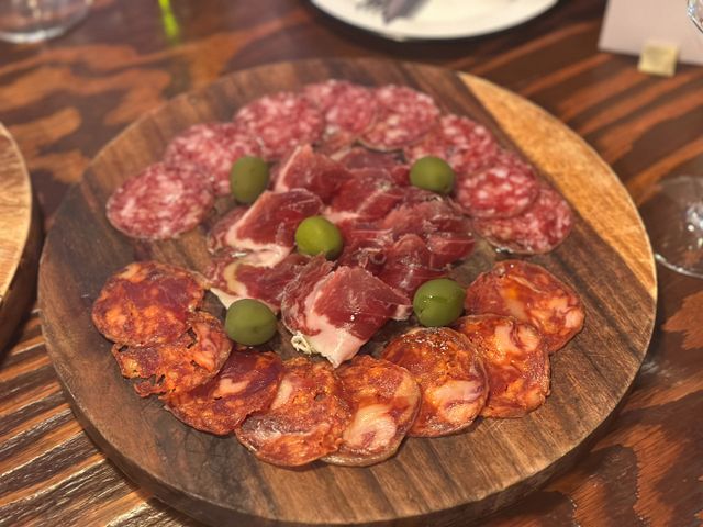 세스크멘슬은 유럽 전역에서 육가공 기술을 수련한 셰프가 이끈다. 세스크멘슬은 사진은 세스크멘슬의 하몽과 초리소. /사진=다이어리알