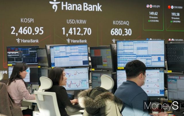  4일 서울 중구 을지로 하나은행 본점 딜링룸 전광판에 이날 거래를 시작한 코스피 원/달러 환율, 코스닥 지수가 표시됐다./사진=임한별 기자