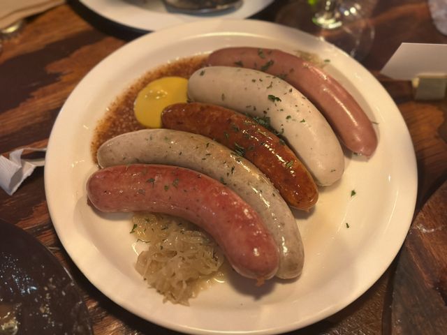 세스크멘슬은 샤퀴테리 전문점으로 다양한 요리와 샤퀴테리가 준비돼 있다. 사진은 수제 소시지 모둠과 사우어크라우트. /사진=다이어리알