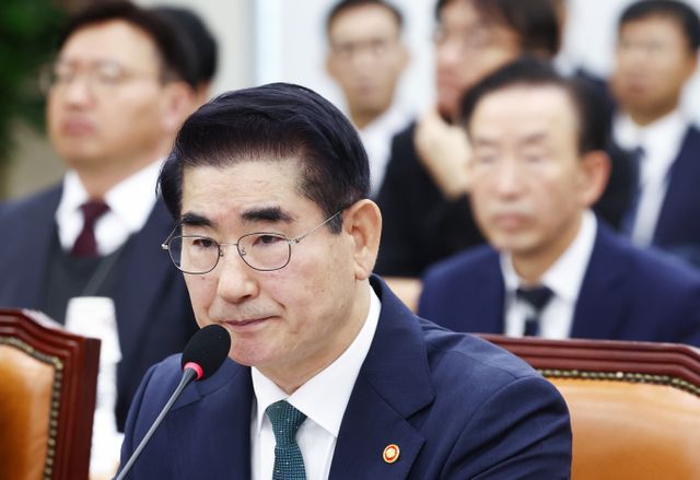 김용현 국방부 장관은 4일 "비상계엄과 관련해 국민들께 혼란을 드리고 심려를 끼친 데 대해 국방장관으로서 책임을 통감하고 송구스럽게 생각한다"고 밝혔다.사진은 지난달 28일 서울 여의도 국회에서 열린 국방위원회 전체회의에서 의원 질의에 답한 김용현 국방부 장관. /사진=뉴스1