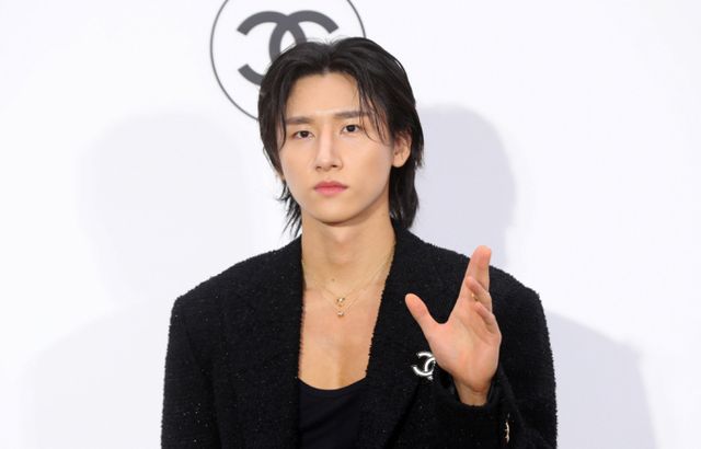 아이엠이 윤석열 대통령의 비상계엄령 속보를 직접 전한 1호 아이돌이 됐다. 사진은 몬스타엑스 아이엠이 지난 4월23일 샤넬 루쥬 알뤼르 팝업 행사에서 포즈를 취하는 모습. /사진=뉴시스