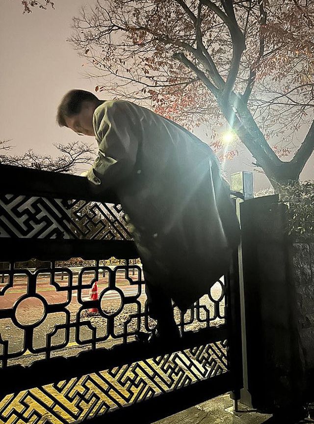 계엄 소식을 접한 우원식 국회의장이 국회 담장을 넘어 비상계엄령 해제 요구안을 가결했다. 사진은 지난 3일 서울 여의도 국회 담장을 넘고 있는 우원식 국회의장의 모습. /사진=뉴시스(국회의장실 제공)