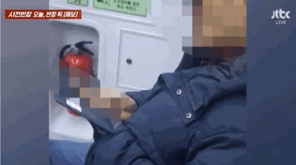 수도권 지하철 경춘선 전철에서 음란물을 보는 노인의 행동이 논란이다. 사진은 노인이 휴대전화로 음란물을 보는 모습. /사진=JTBC '사건반장' 캡처