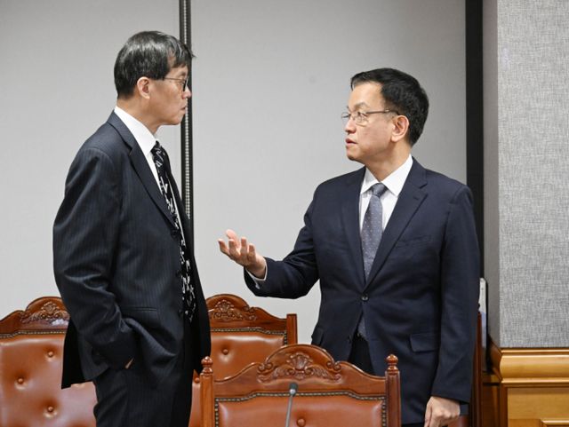 최상목 부총리 겸 기획재정부 장관이 4일 오전 서울 중구 은행연합회에서 열린 긴급 거시경제금융현안간담회에 참석해 이창용 한국은행 총재와 대화하고 있다./사진-기획재정부