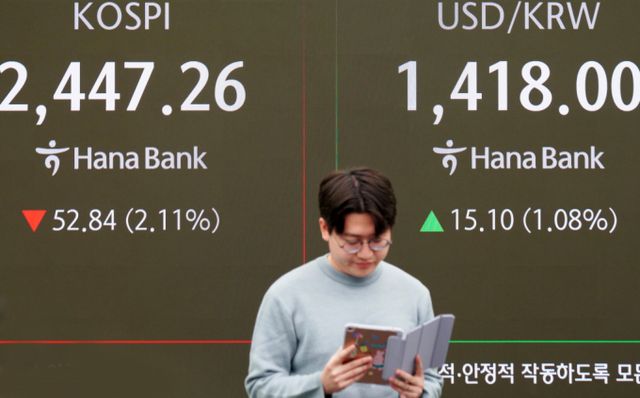  4일 서울 중구 을지로 하나은행 본점 딜링룸 전광판에 이날 거래를 시작한 코스피 원/달러 환율, 코스닥 지수가 표시됐다. /사진=임한별 기자