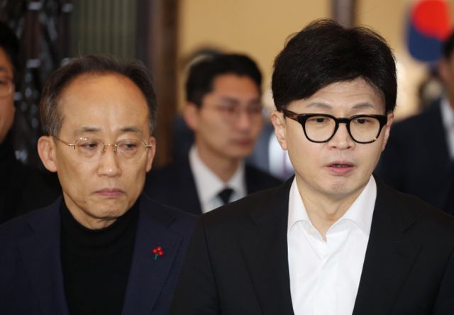 국민의힘 긴급의원총회가 윤석열 대통령의 탈당에 대한 논의를 거쳤지만 결론을 내지 못했다. 사진은 4일 여의도에서 열린 국민의힘 비상의원총회를 마친 한동훈 국민의힘 대표(오른쪽)와 추경호 원내대표. /사진=뉴시스