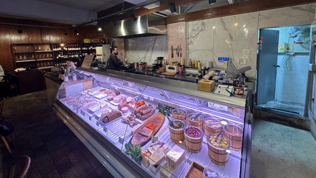 서울 성수동 세스크멘슬은 손꼽히는 샤퀴테리 전문점이다. 세스크멘슬 내부 쇼케이스에 샤퀴테리가 전시돼 있다. /사진=다이어리알