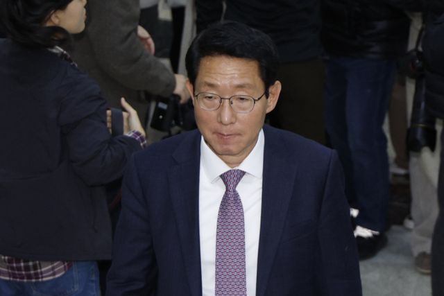 국민의힘 긴급최고위원회의에서 윤 대통령의 탈당과 내각 총사퇴, 방부 장관 문책에 대한 요구가 나왔다. 사진은 김상훈 국민의힘 정책위의장이 4일 오전 서울 여의도 국회에서 열린 비공개 의원총회에서 나온 모습. /사진=뉴스1