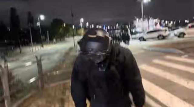 국회 본청 건물에 투입된 무장 계엄군 청년이 시민에게 고개를 숙이며 철수하는 모습이 포착돼 화제다. /사진=허재현 페이스북 갈무리